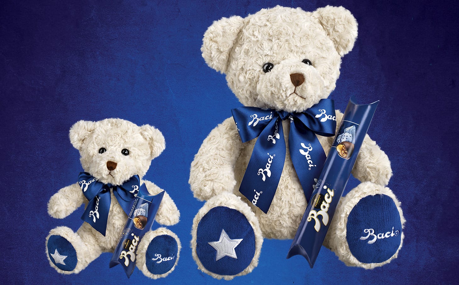 Orsacchiotto Teddy Bear bianco che regge un tubo di Baci Perugina da 42 grammi