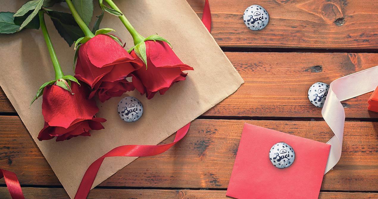 Confezione di baci per San Valentino con biglietto e tre rose rosse